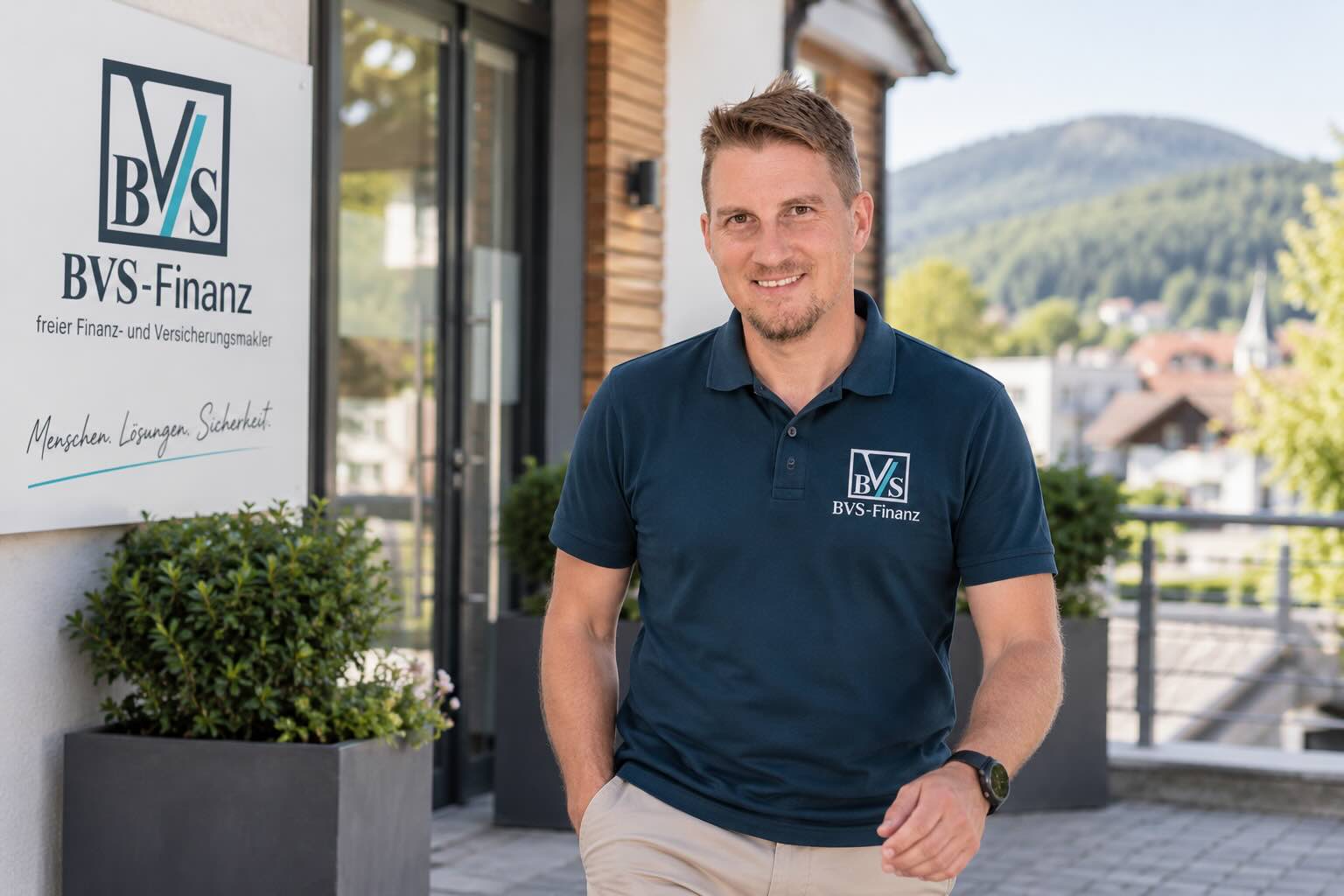 Bernhard Rauch vor dem BVS-Finanz-Büro in Bodenmais