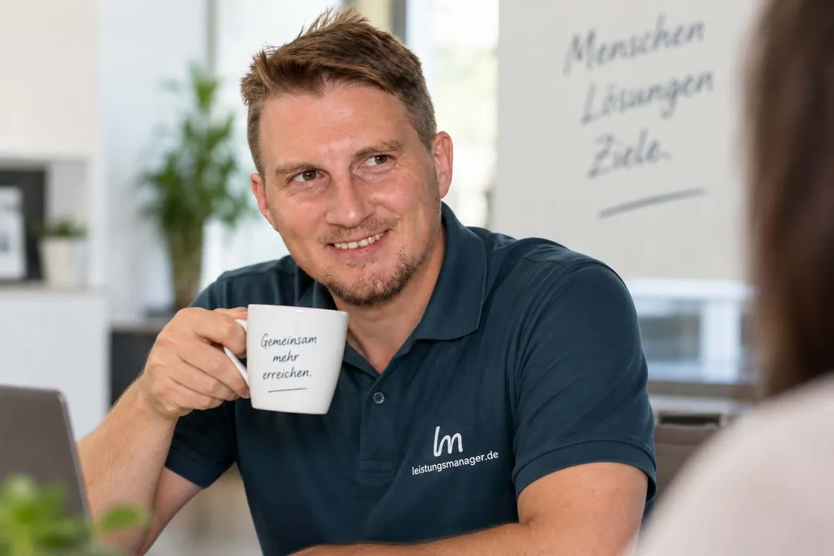 Bernhard Rauch erläutert Unterlagen zur BU-Beratung